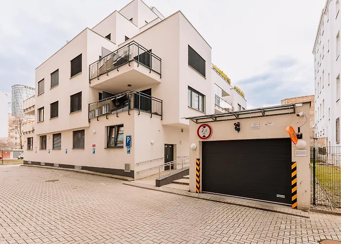 Skau 1 Old Town Family & Business Free Parking